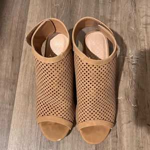 J. Adam’s size 8.5 Tan wedges. EUC